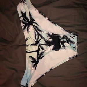 Cheeky swimsuit bottoms